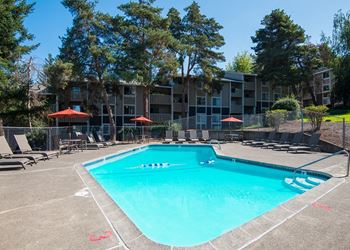 Pool & Sundeck at Rolling Hills Apartments, OR 97062